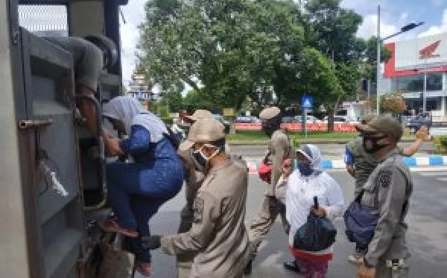 Petugas Satpol PP Kota Bengkulu menggelar razia terhadap gelandangan dan pengemis yang Mengganggu Ketertiban Umum