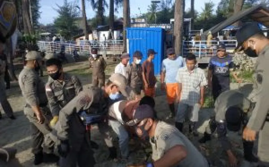 atuan Polisi Pamong Praja Kota Bengkulu dan Dinas Pariwisata Lakukan Penertiban Pedagang Sepanjang Pantai Panjang