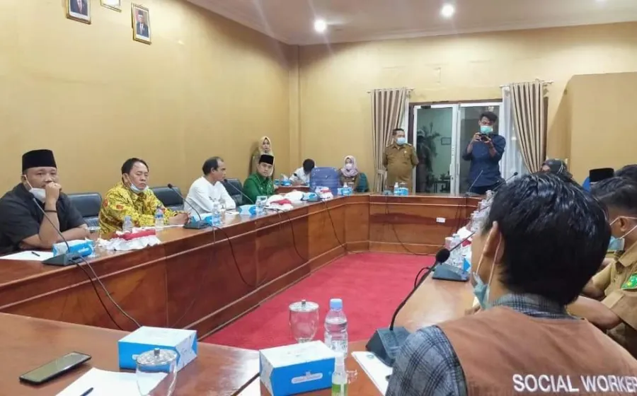  Sejumlah persoalan dalam penyaluran bantuan kesejahteraan sosial bagi masyarakat dari Kementerian Sosial terungkap dalam Rapat Dengar Pendapat Komisi I DPRD Kota Bengkulu dengan Dinas Sosial yang diselenggarakan Rabu pagi (17/02/21).  Ketua Komisi I Teuku Zulkarnain membeberkan beberapa persoalan yang dilaporkan masyarakat kepada dewan terkait dengan penerima bantuan kesejahteraan sosial, terutama data penerima bantuan yang dinilai masih kurang baik.   “Kondisi di lapangan, masih banyak warga yang seharusn