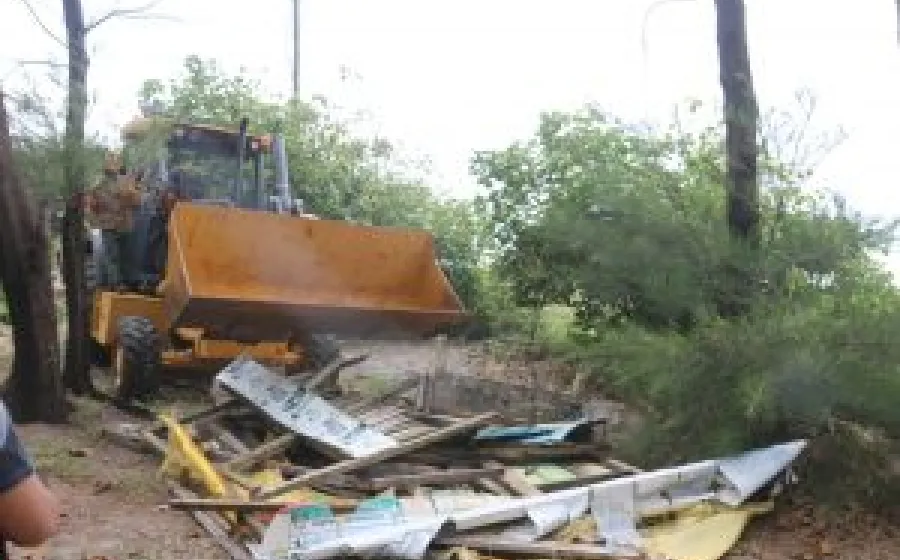 15 Warem kawasan wisata pantai panjang  Dirobohkan oleh Pihak Pemkot Bengkulu