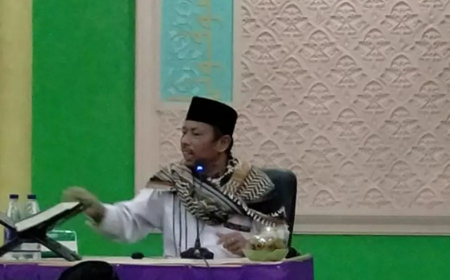 Ketua DPRD Kampar Muhammad Faisal Bagikan Al-Qur'an di Tabligh Akbar