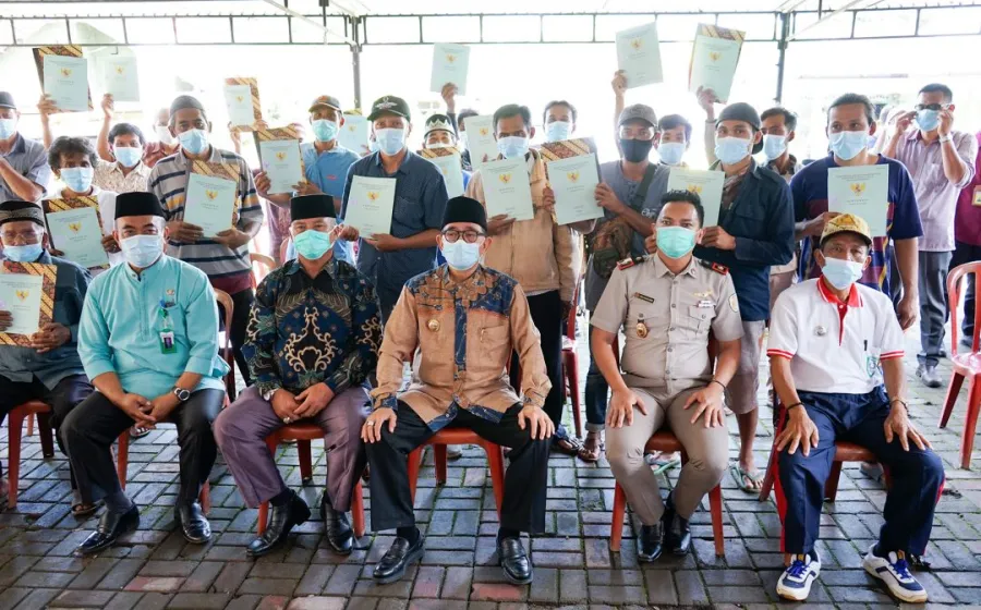 Bupati Kepahiang Serahkan 39 SHM Pada Warga Transmigran
