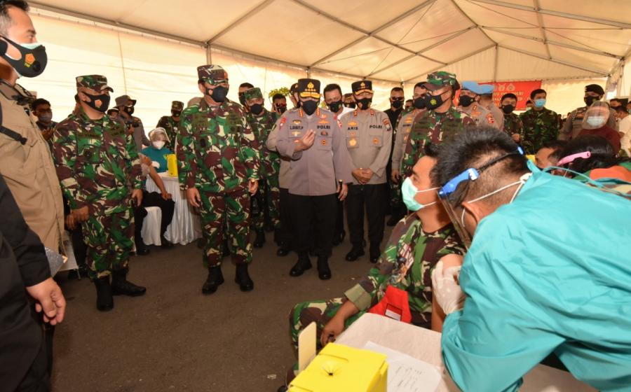 Panglima TNI Dan Kapolri Tinjau Langsung Pelaksanaan Vaksinasi Prajurit TNI-Polri Di Polda Kepri