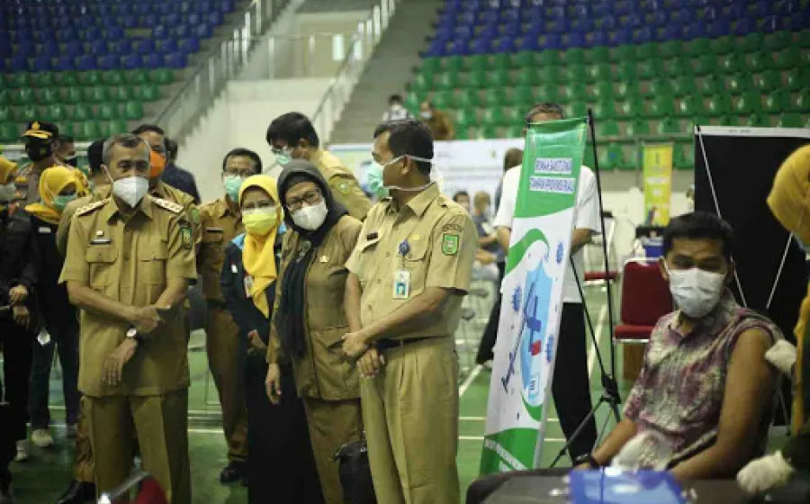 Gubernur Riau Tinjau Pelaksanaan Vaksinasi Massal Covid-19 Terhadap Pejabat Publik