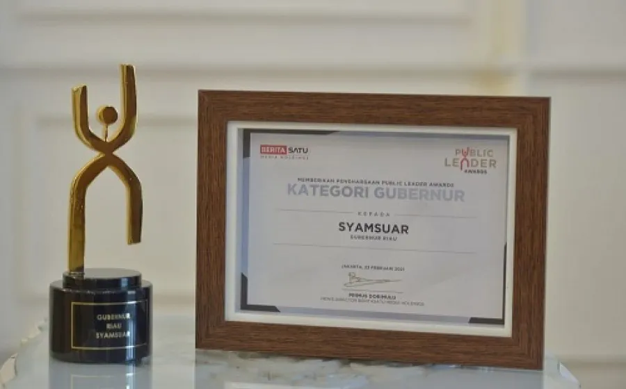 Gubernur Riau Terima Penghargaan Public Leader Awards