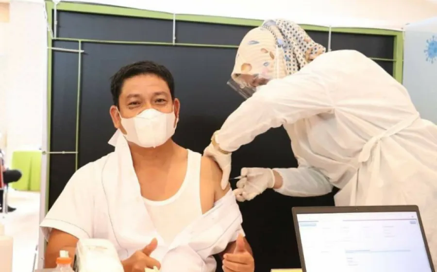 Anggota DPRD Riau melakukan vaksinasi sebagai bentuk upaya memutus mata rantai penyebaran Covid-19