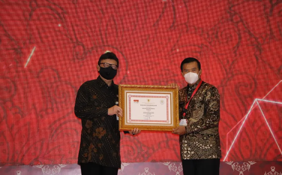 Wali Kota Pekanbaru Raih Penghargaan Pembina Pelayanan Terbaik Tingkat Nasional