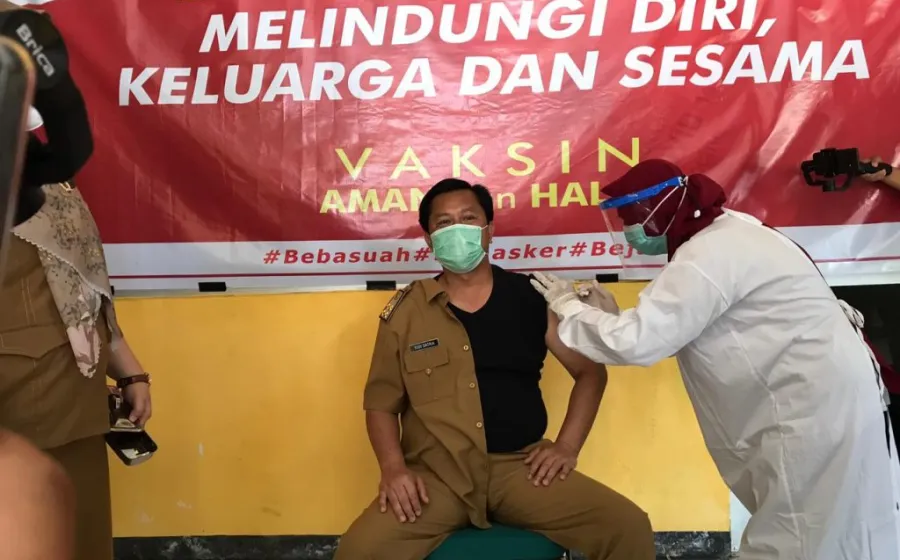 Sekretaris Daerah Terima Vaksin Covid 19 Pertama di Kabupaten Bengkulu Selatan