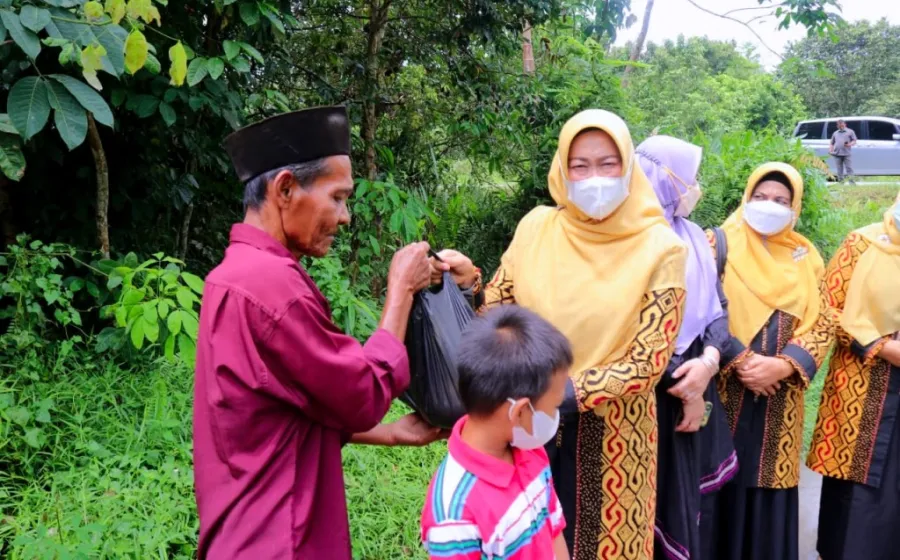Penyerahan bantuan paket sembako dari TP PKK Kabupaten Siak dan PT Bumi Siak Pusako