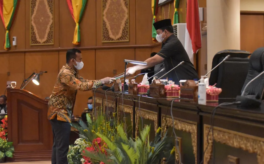 Wakil Ketua DPRD Provinsi Riau H. Syafaruddin Poti, SH Pimpin 2 Agenda Rapat Paripurna