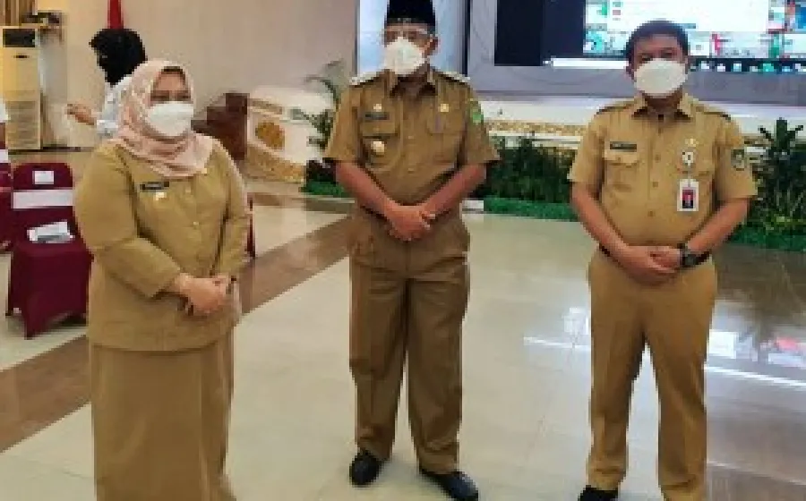Kemudian indikator pengendalian pandemi Covid-19, penyebaran varian baru Covid-19 dan terakhir pertumbuhan ekonomi Indonesia. “Pak Presiden berulang kali mengingatkan, kami. sekali lagi hati-hati kepada semua kepala daerah agar terus waspada terhadap peningkatan kasus Covid-19, saya juga meminta kepada seluruh kepala daerah untuk memperhatikan pertumbuhan ekonomi baik itu tingkat provinsi maupun di kabupaten/kota,” pintanya. Alfedri juga menyampaikan, usai lebaran idul fitri kemarin terjadi penurunan kasus 