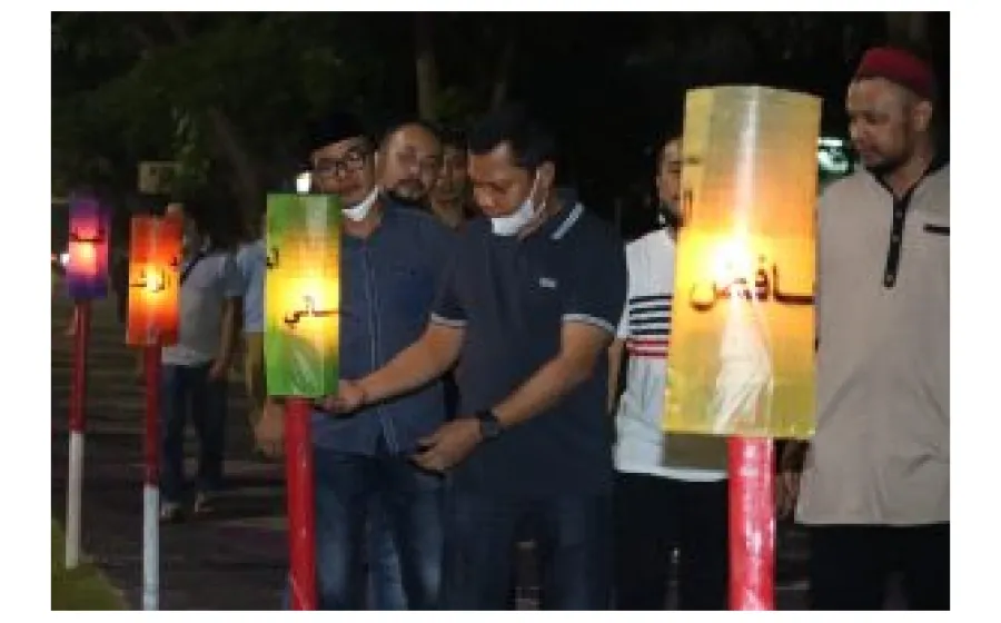 Sekretaris DPRD Provinsi Riau Muflihun Melaksanakan Kegiatan Pemasangan Lampu Colok Di Halaman Kantor DPRD Provinsi Riau