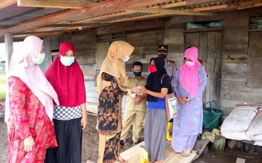 Peduli Banjir Di Sungai Mandau, PKK Kabupaten Siak Serahkan Bantuan