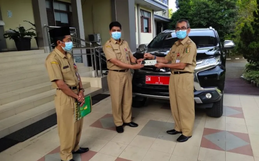 Jabatan Berakhir, H Mursini Serahkan Mobnas ke Pemkab Kuansing