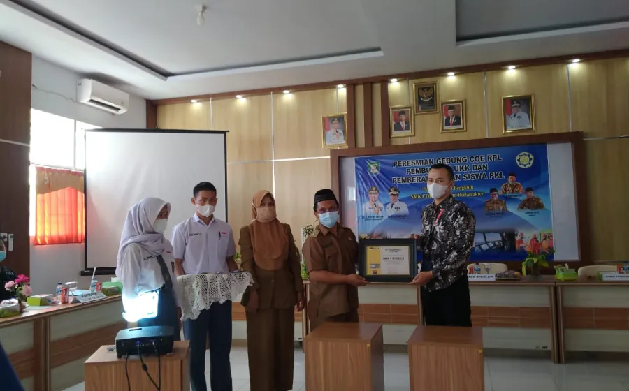 Plt Kadisdikbud Resmikan Gedung COE SMKN 4 