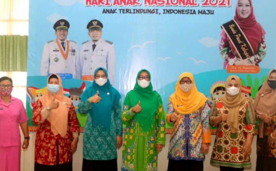 Bupati Siak di dampingi Bunda PAUD Kabupaten Siak Rasidah Alfedri buka kegiatan Peringatan HAN Tingkat Kabupaten Siak Tahun 2021