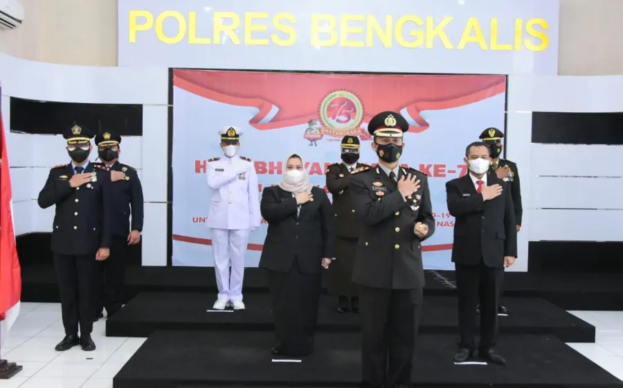 Bupati dan Wakil Bupati Bengkalis Ikuti Apel HUT Bhayangkara ke-75