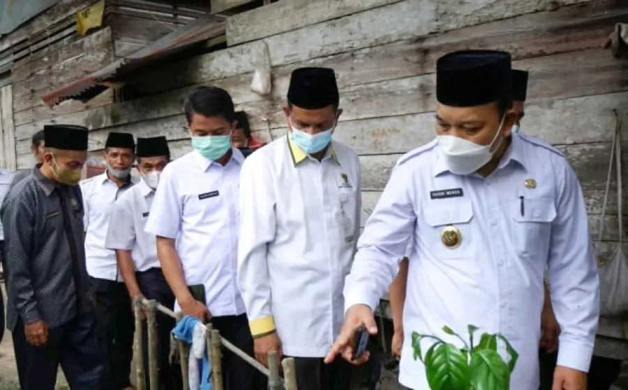 Puluhan warga di Sungai Apit, memperoleh bantuan sembako dan uang tunai dari Badan Amil Zakat Nasional (Baznas) Kabupaten Siak