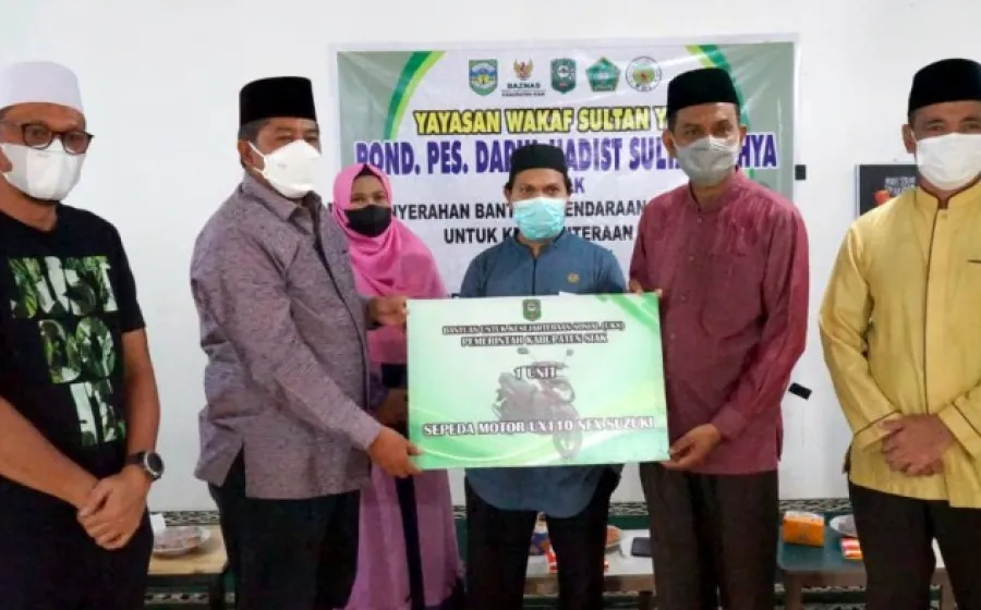 Bupati Alfedri serahkan Kendaraan Operasional, kepada Pengurus Pompes Darul Hadits Sultan Yahya.