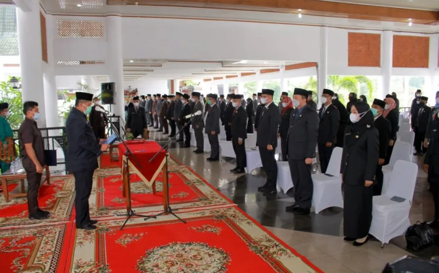 Kukuhkan dan Lantik 170 ASN Jadi Pejabat, Bupati Alfedri Ajak Jajarannya Tingkatkan Sense of Crisis