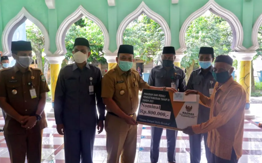 Bersama Wabup Husni, Baznas Kembali Salurkan Dana Zakat di Kecamatan Siak