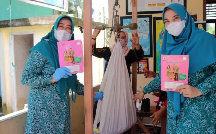 Cegah Stunting, PKK Siak dan BOB Serahkan Bantuan PMT ke Posyandu
