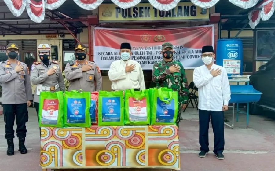 Bupati Alfedri Bersama Kapolres Siak Lepas Pasukan Pendistribusian Bansos Serentak TNI-Polri di Kecamatan Tualang