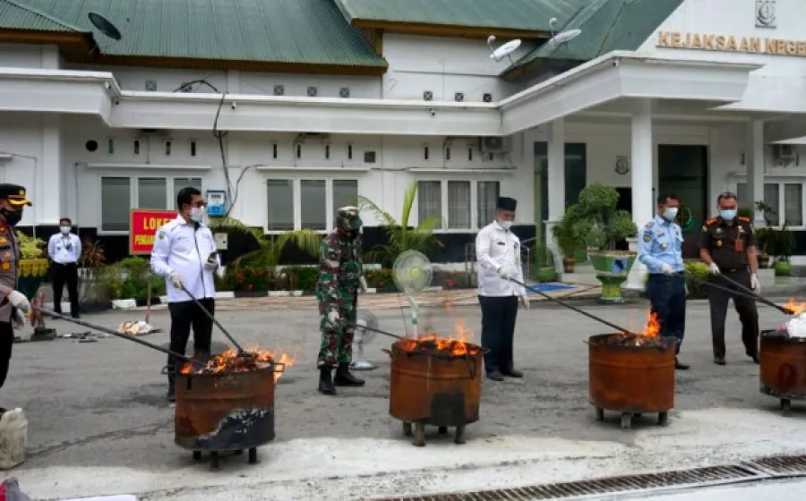 Bentuk Transparansi Dengan Masyarakat, Kejari Siak Musnahkan Barang Bukti Berupa Narkoba