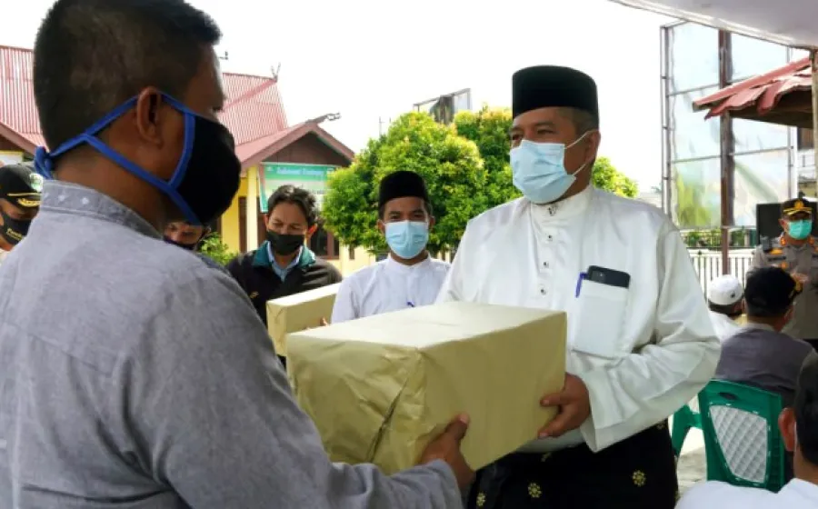 Bupati Alfedri Bersama Kapolres Siak Berikan Bantuan Masker Kepada Seluruh Rumah Ibadah di Kampung Perawang Barat