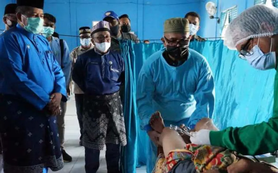Hadir di Acara Bakti Sosial, Bupati Alfedri Serahkan Sejumlah Bantuan