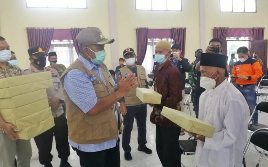 Bupati Siak Alfedri Membagikan Masker ke sejumlah tempat ibadah dan juga pasar