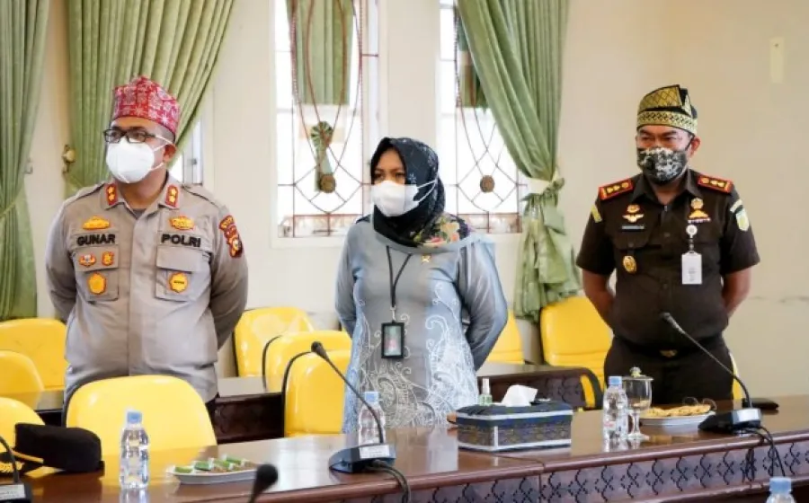 Bupati Siak Alfedri mengikuti upacara sempena Hari Ulang Tahun (HUT) Riau yang Ke-64 secara virtual